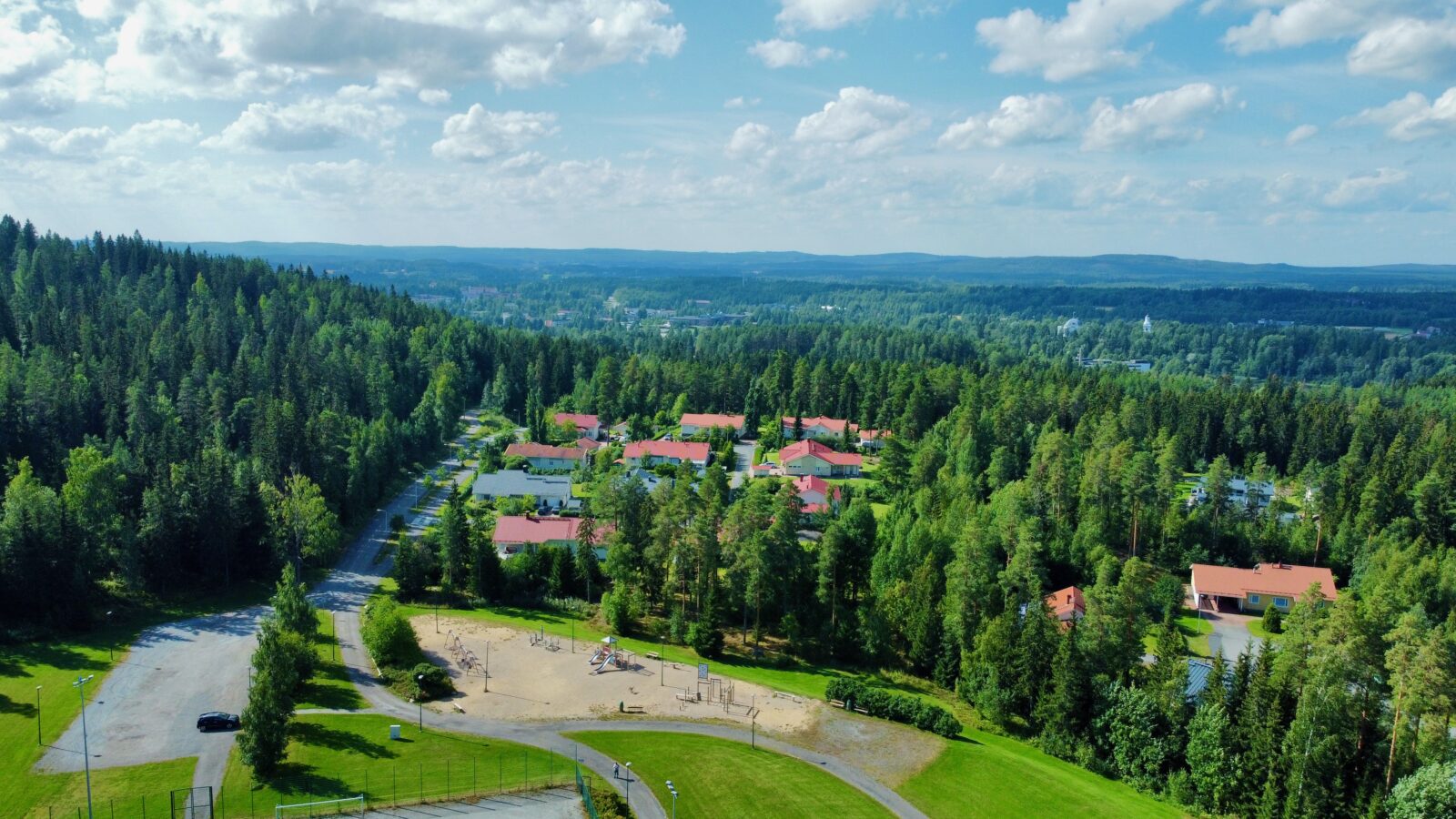 Jaatilanrinteen asuinalueen ilmakuva. Kuvassa näkyy asuntoja ja leikkikenttä.