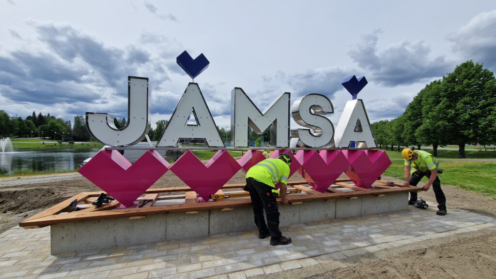 Jämsä-kirjaimia asennetaan paikalleen Maauimalan alueelle.