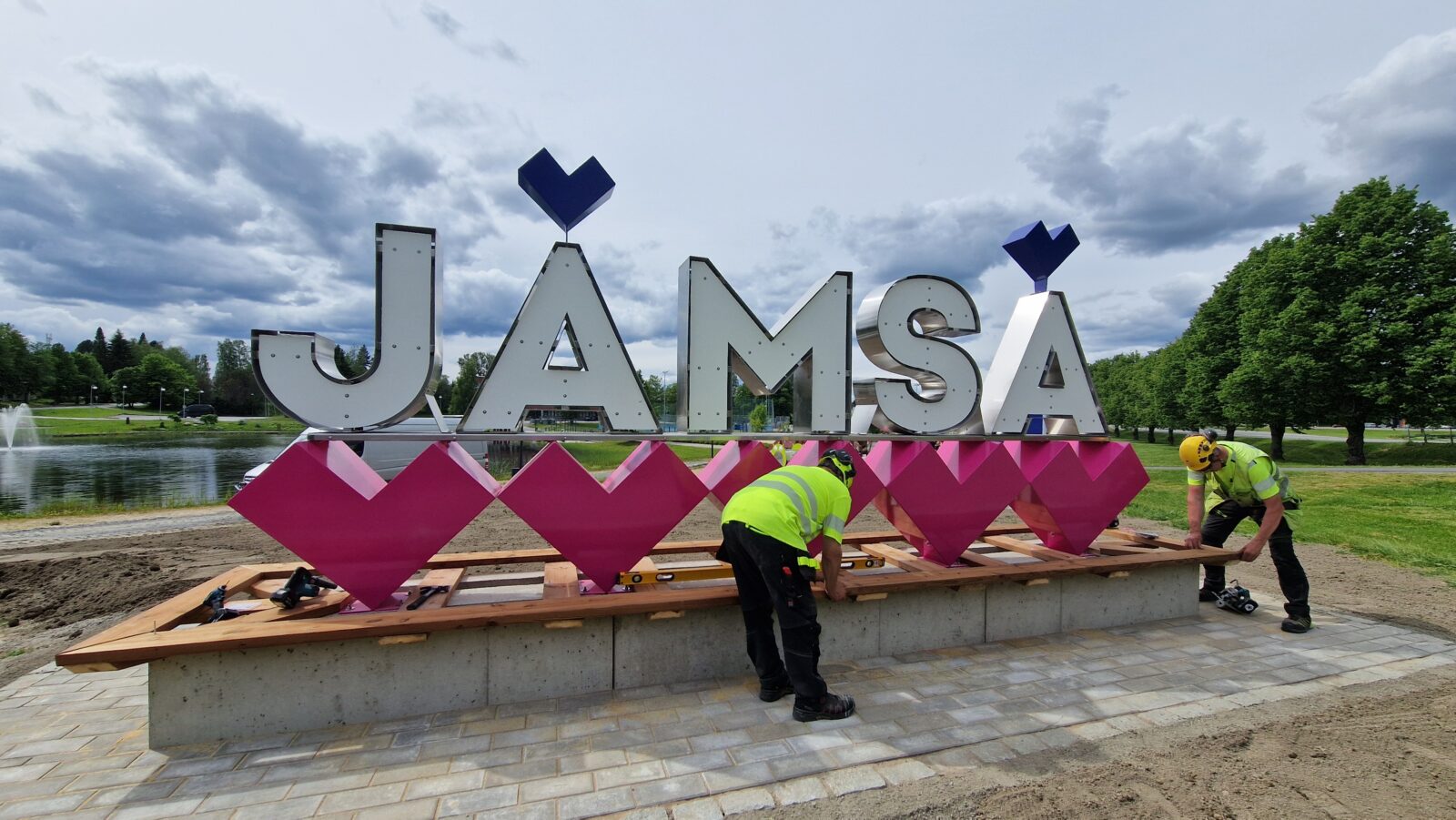 Jämsä-kirjaimia asennetaan paikalleen Maauimalan alueelle.