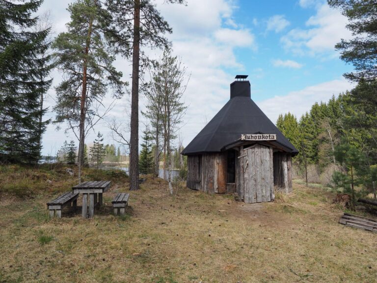 Kota Kertejärven rannassa
