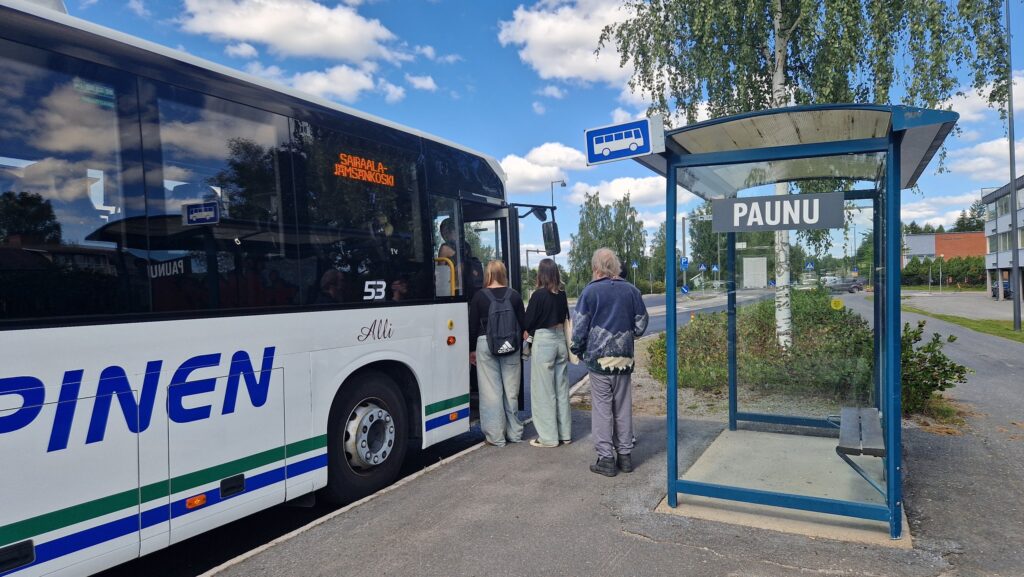 Lampisen bussi ottaa kyytiin matkustajia