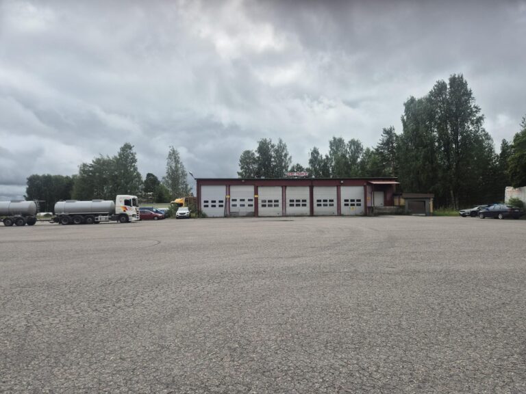Liiketila ulkoapäin kuvattuna.
