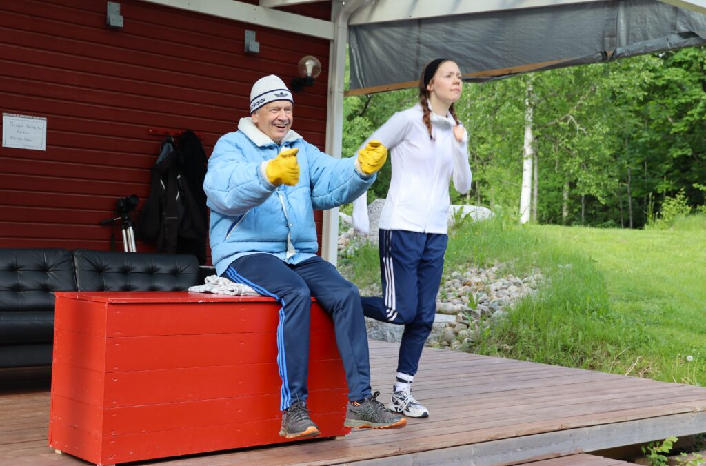 Näyttelijät kesäteatterin lavalla