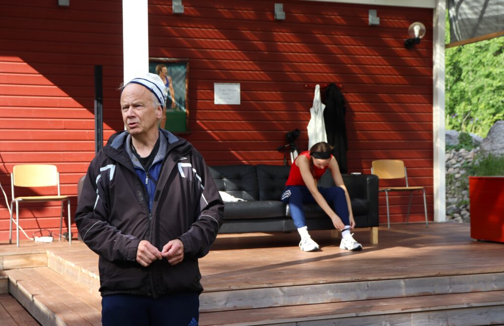 Näyttelijät kesäteatterin lavalla.