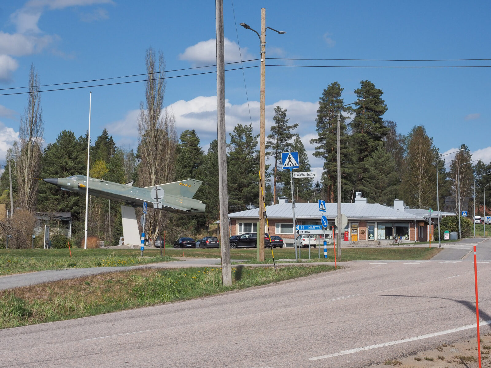 Jämsän Hallin keskustaa, aurinkoinen kevätpäivä.