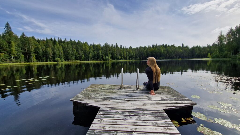 Nora Määttä kotitilan laiturilla.