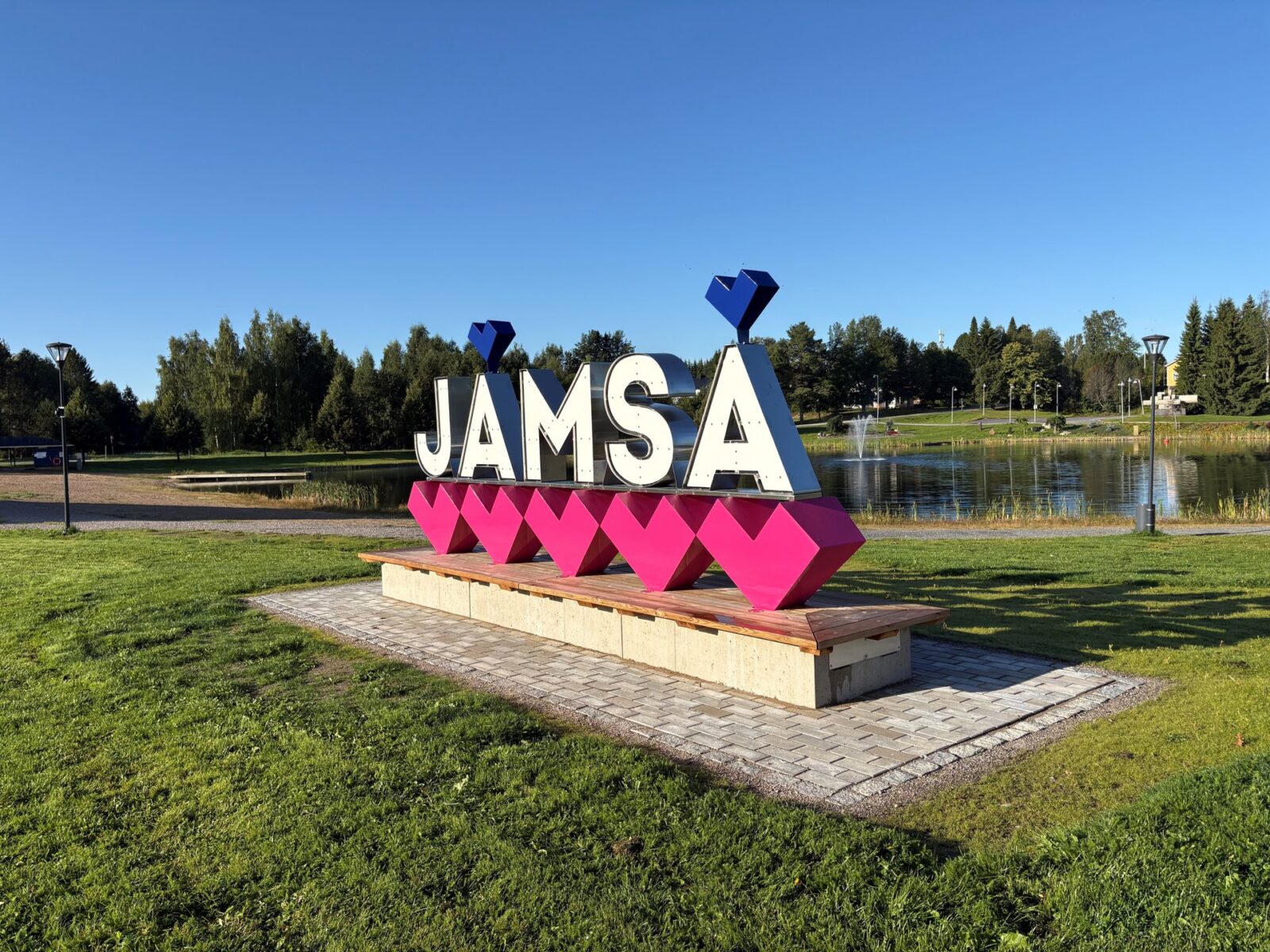 Jämsä-kirjaimet maauimalan alueella, aurinkoinen kesäsää.