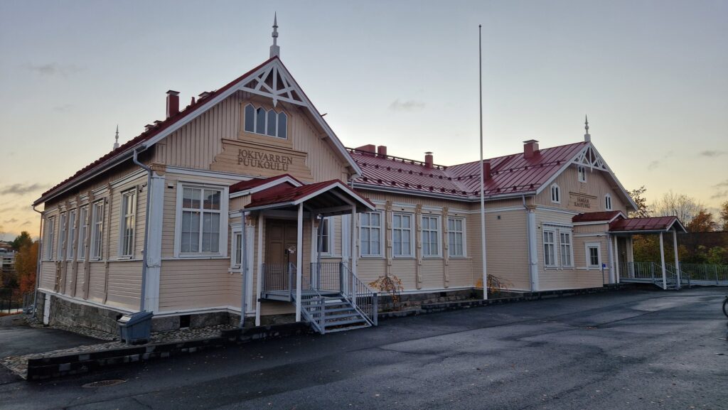 Puurakennus ulkoapäin.