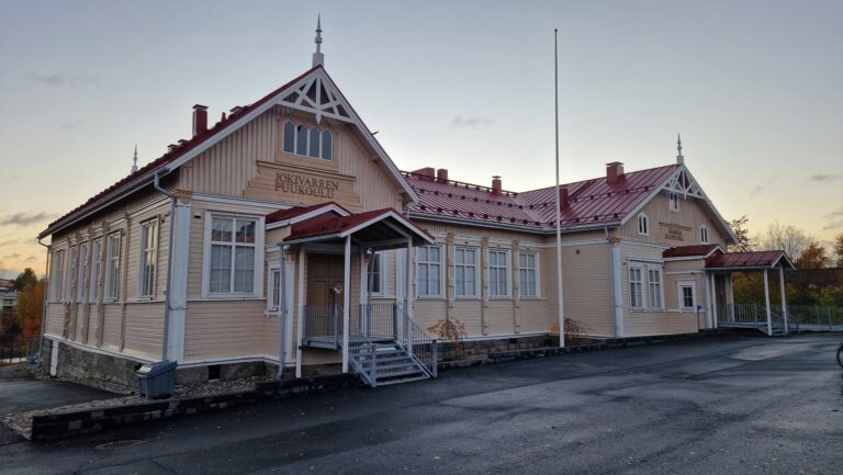 Puurakennus ulkoapäin.