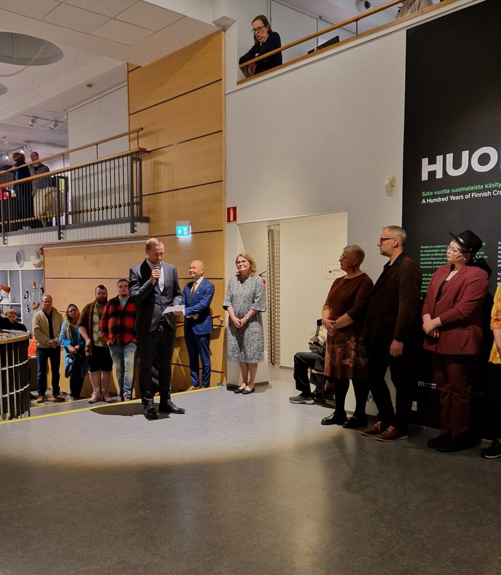 Ihmisiä huopa-näyttelyn avajaisissa Suomen käsityön museolla.