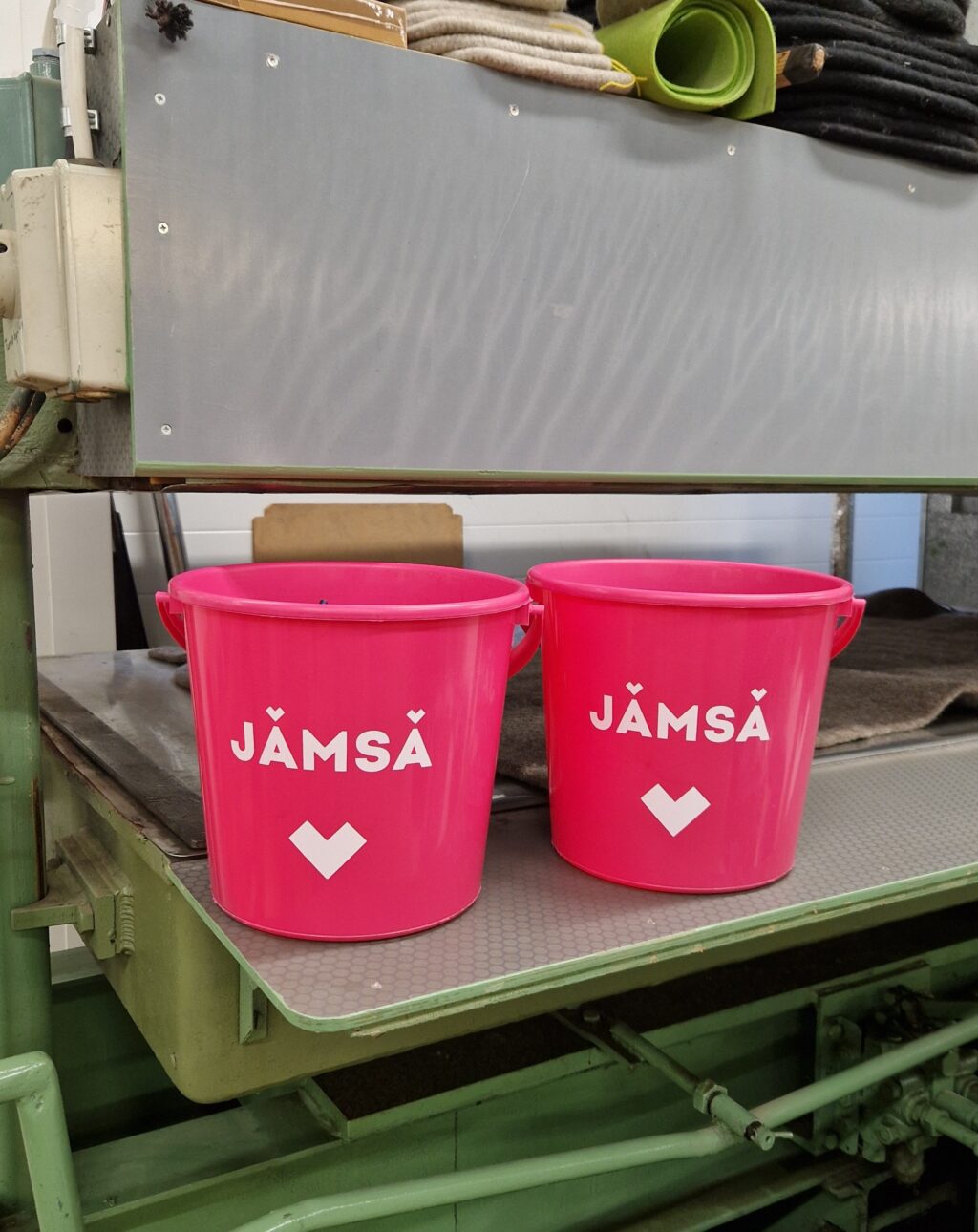 Kaksi Jämsä-ämpäriä huopatehtaalla