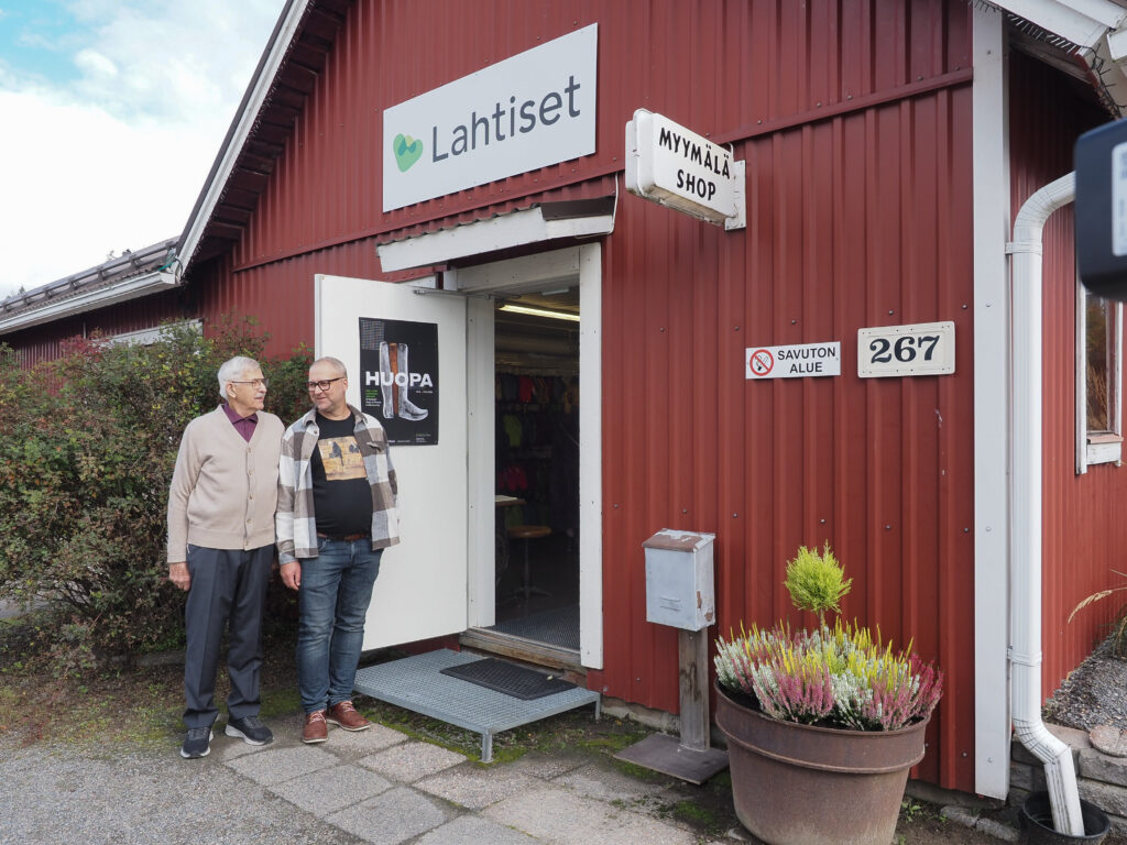 Kaksi ihmistä Huopaliike Lahtisen ovella.