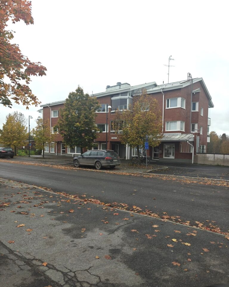 Tiilirakennus ulkoapäin.