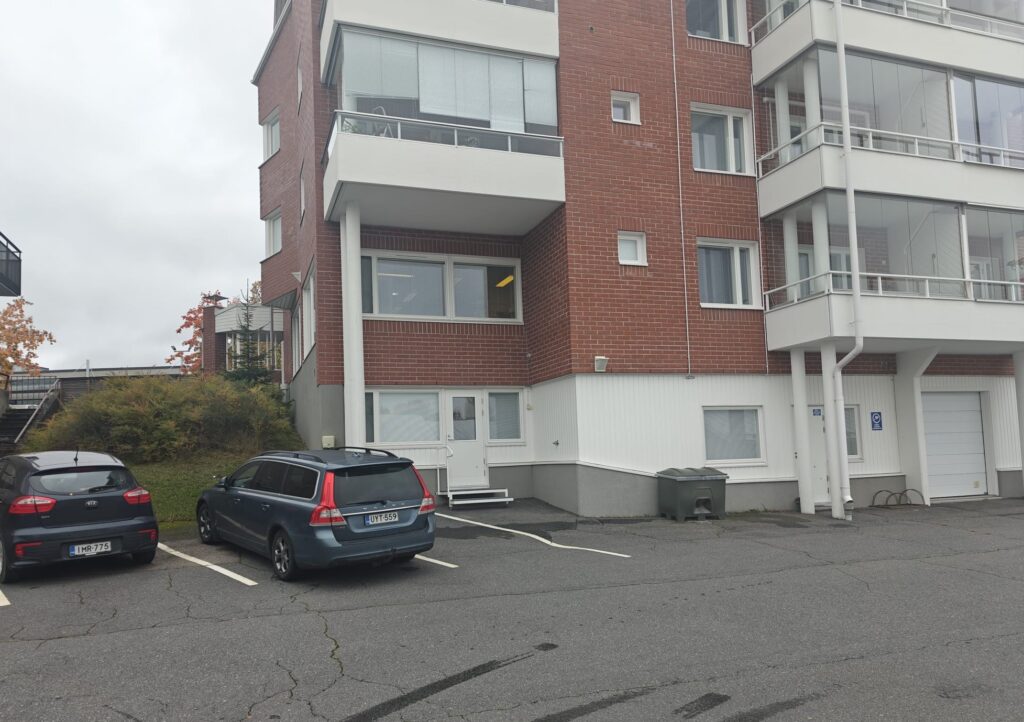 Tiilinen kerrostalo ulkoapäin.
