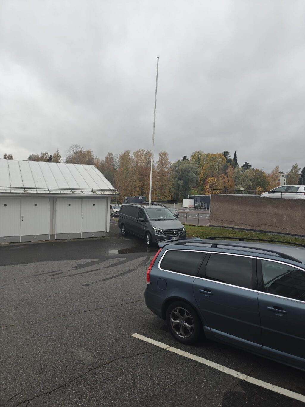 kerrostalon parkkipaikka.