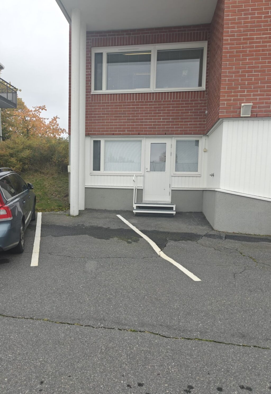 Kerrostalon kulma, ulkoapäin.